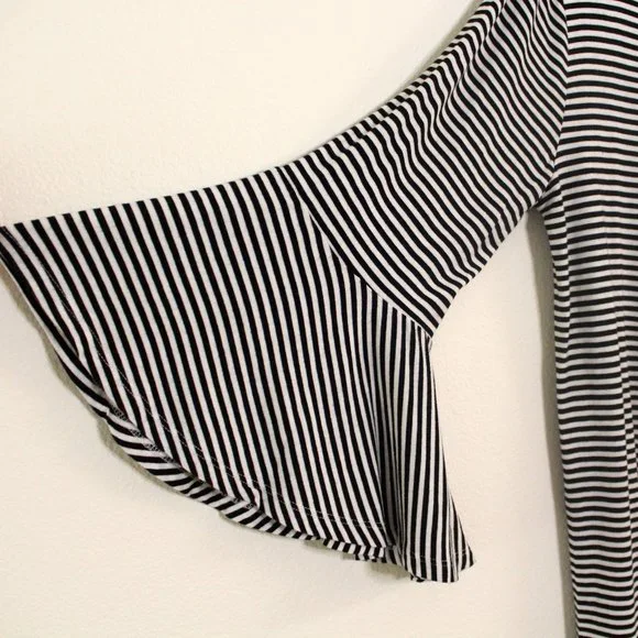 KEREN Hart Bell Sleeve Tunic Size M - Picture 6 of 15